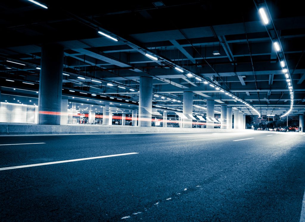 Éclairage LED Resisto Génération 2 de Sylvania dans un parking souterrain moderne.