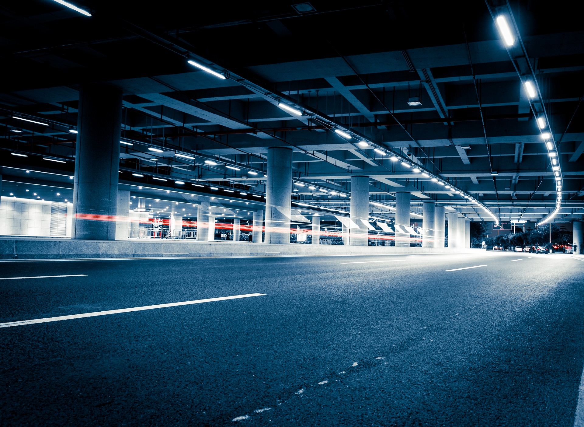 Éclairage LED Resisto Génération 2 de Sylvania dans un parking souterrain moderne.